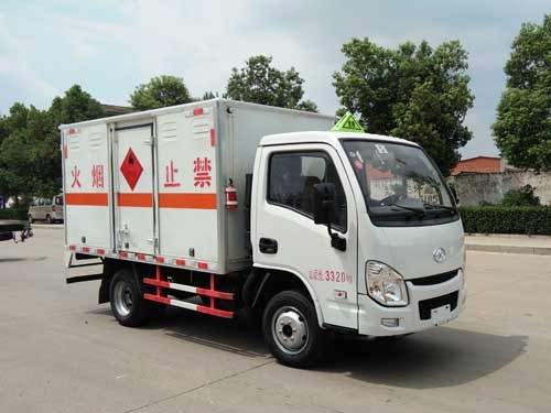 CSC5033XRQSH6型易燃?xì)怏w廂式運(yùn)輸車(chē)